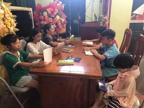 Người dân thôn Ngọc Trì (xã Triệu Lộc) đọc sách tại nhà văn hóa thôn.