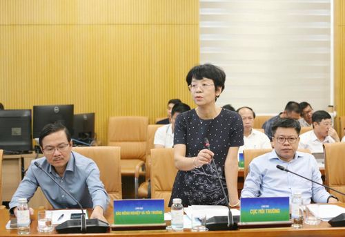 Phó Cục trưởng Cục Môi trường Nguyễn Thị Thiên Phương trao đổi tại buổi họp báo