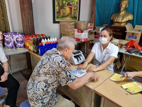 Chi trả lương hưu cho người hưởng. Ảnh minh họa.