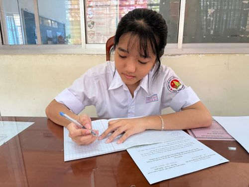 Em Cao Khánh Tâm - học sinh lớp 9A3, Trường Trung học cơ sở Trần Hưng Đạo, phường Bình Đức tự tin trước kỳ thi. Ảnh: PHƯƠNG LAN