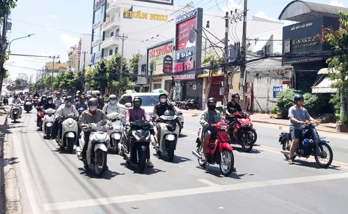 Người dân chấp hành tín hiệu đèn đỏ khi lưu thông trên một tuyến đường ở phường Long Xuyên. Ảnh: THANH THANH