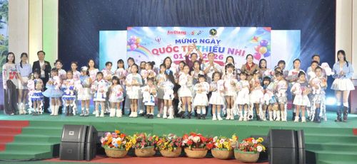 Ban Tổ chức, đại biểu và phụ huynh chụp ảnh lưu niệm cùng các em thiếu nhi tham gia chương trình nhân Ngày Quốc tế Thiếu nhi 1/6.