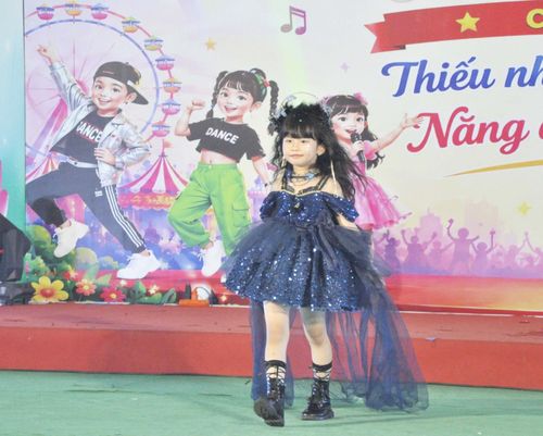 Học viên Nhung Eva Dance tự tin trình diễn thời trang trên sân khấu mừng Ngày Quốc tế Thiếu nhi 1/6.