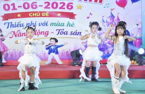 Học viên Nhung Eva Dance trình diễn tiết mục nhảy hiện đại trên sân khấu mừng Ngày Quốc tế Thiếu nhi 1/6.