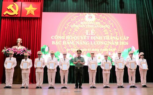 Thiếu tướng Nguyễn Văn Hận, Giám đốc Công an tỉnh trao quyết định cho các đồng chí được thăng cấp bậc hàm, nâng lương năm 2026.