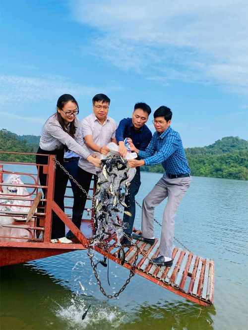  Giám đốc Sở Tài chính Bắc Ninh Nguyễn Đình Hiếu ( thứ hai từ trái sang) và đoàn công tác thả cá công ích tạo nguồn lợi thủy sản tại hồ Cấm Sơn. 