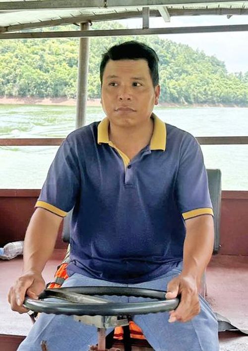 "Mấy năm gần đây khách đến hồ đông hơn trước. Có người thích ngắm cảnh, có người muốn trải nghiệm cuộc sống vùng hồ, ăn cá hồ, nghỉ giữa những đảo nhỏ yên tĩnh. Người dân vùng lòng hồ giờ cũng hiểu muốn làm du lịch thì phải giữ rừng, giữ hồ, giữ mặt nước cho xanh sạch" - Anh Ngọc Văn Ninh.