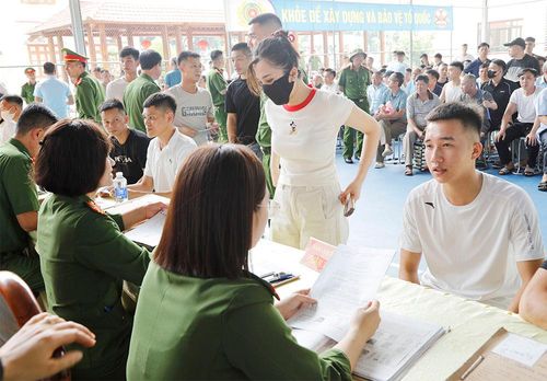  Cán bộ Trại giam Ngọc Lý hoàn tất thủ tục cho những người được đặc xá. 