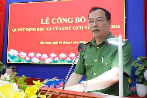  Thượng tá Bùi Văn Luận, Phó Giám thị Trại giam Ngọc Lý công bố danh sách 227 người được đặc xá. 