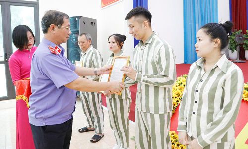  Ông Nguyễn Xuân Hồng, Phó Viện trưởng Viện Kiểm sát nhân dân tỉnh Bắc Ninh trao giấy chứng nhận đặc xá, thẻ căn cước, sim điện thoại cho người được đặc xá. 