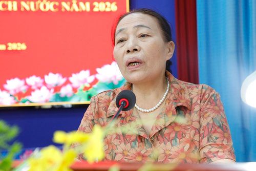  Bà Nguyễn Thị Thêu, mẹ chị Hoàng Thu Phương rơm rớm nước mắt khi có mặt tại Trại giam Ngọc Lý chờ đón con gái về với vòng tay gia đình. 