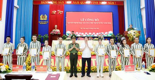  Đại tá Giang Nguyên Việt và ông Đỗ Văn Đại, Phó Chánh án Tòa án nhân dân tỉnh Bắc Ninh trao giấy chứng nhận đặc xá, sim điện thoại, thẻ căn cước cho người được đặc xá năm 2026. 