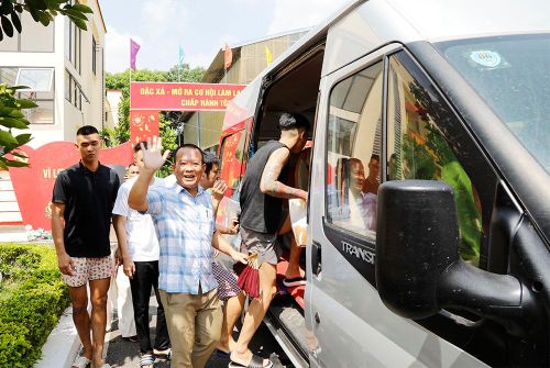  Xe của Trại giam Ngọc Lý sẵn sàng đưa những người được đặc xá về với gia đình. 