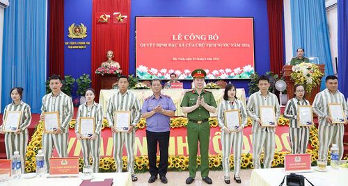  Đại tá Lê Đình Thanh, Giám thị Trại giam Ngọc Lý và ông Nguyễn Xuân Hồng, Phó Viện trưởng Viện Kiểm sát nhân dân tỉnh Bắc Ninh trao giấy chứng nhận đặc xá, sim điện thoại, thẻ căn cước cho những người được đặc xá năm 2026. 