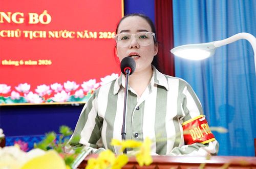  Chị Hoàng Thu Phương, phường Tam Thanh (Lạng Sơn) xúc động chia sẻ niềm vui ngày đặc xá. 