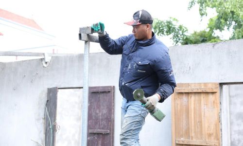  Một số hộ dân thuê thợ tháo dỡ công trình. 