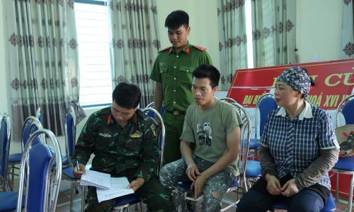  Cán bộ, chiến sĩ tiếp nhận đăng ký của người dân khi có nhu cầu di chuyển đồ đạc. 