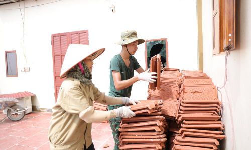  Hỗ trợ người dân tận dụng những viên ngói sau tháo dỡ. 