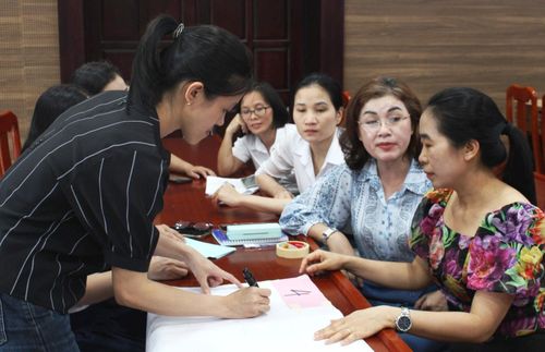 Đại diện các cơ sở y tế thảo luận các giải pháp và lập kế hoạch thực hiện phong trào không sử dụng đồ nhựa dùng một lần trong sinh hoạt của bệnh nhân và người nhà. Ảnh: HOÀNG HIỆP