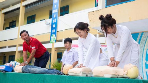 Học sinh tìm hiểu và thực hành kỹ năng sơ cấp cứu để hỗ trợ cứu nạn an toàn khi gặp sự cố. Ảnh: LAM PHƯƠNG