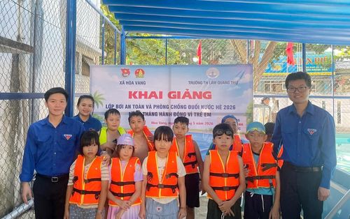 Đoàn Thanh niên - Hội đồng Đội xã Hòa Vang vận động xã hội hóa tặng áo phao cho học sinh có nhà nằm trong vùng dễ ngập lụt vào mùa mưa. Ảnh: LAM PHƯƠNG