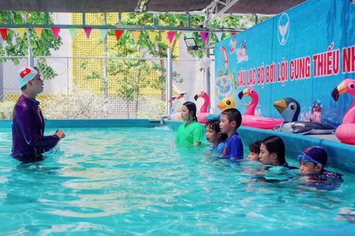 Các lớp dạy bơi miễn phí trong dịp hè giúp trẻ em nâng cao kỹ năng bơi lội để an toàn trong nước. Ảnh: LAM PHƯƠNG