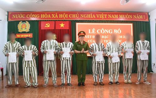 Đại tá Võ Thị Trinh, Phó Giám đốc, Thủ trưởng Cơ quan Thi hành án hình sự Công an thành phố Đà Nẵng trao quyết định đặc xá tại Trại tạm giam số 1. Ảnh: T.DUY