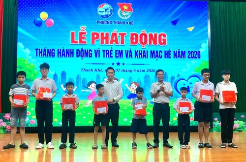 Phường Thanh Khê trao quà cho trẻ em có hoàn cảnh khó khăn. Ảnh: KHÁNH LINH
