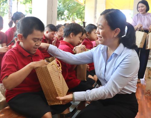 Phó Chủ tịch Ủy ban MTTQ Việt Nam thành phố Nguyễn Thị Thanh Phương tặng quà cho trẻ khiếm khuyết. Ảnh: QUỐC TUẤN