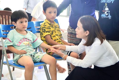 Phó Chủ tịch Ủy ban MTTQ Việt Nam thành phố Trần Thị Mẫn thăm hỏi trẻ em tại Trung tâm Hy vọng (phường An Thắng). Ảnh: VINH ANH