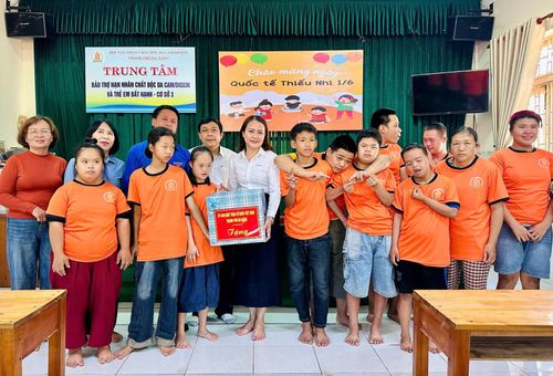 Đoàn công tác tặng quà cho trẻ nạn nhân chất độc da cam nhân Tết thiếu nhi 1/6. Ảnh: ĐĂNG NGUYÊN