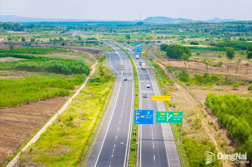 Hạ tầng giao thông chiến lược là mục tiêu Đồng Nai đang hướng tới. Trong ảnh: Đường cao tốc Thành phố Hồ Chí Minh - Long Thành - Dầu Giây đi qua Đồng Nai.