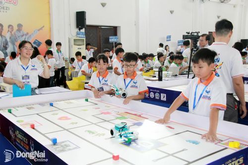 Các em thiếu nhi trải nghiệm tại Cuộc thi Robotics và Ngày hội STEM do Thành đoàn phối hợp với các đơn vị tổ chức.