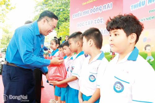 Thành ủy viên, Phó Chủ tịch Ủy ban MTTQ Việt Nam thành phố, Bí thư Thành đoàn Nguyễn Minh Kiên trao quà cho các em học sinh có hoàn cảnh khó khăn tại Ngày hội vui khỏe - Tiến bước lên Đoàn năm 2026. Ảnh: Nga Sơn