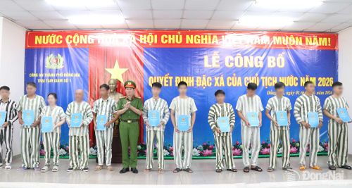 Đại tá Đỗ Khắc Hồng, Giám thị Trại tạm giam số 1, Công an thành phố Đồng Nai trao quyết định đặc xá cho các phạm nhân. Ảnh: Tố Tâm