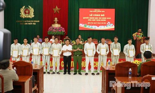 Trao quyết định đặc xá cho các phạm nhân.