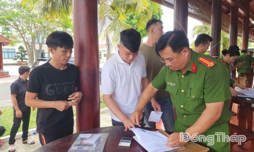 Các phạm nhân làm thủ tục trở về địa phương.