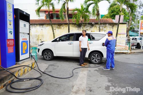 Người dân đổ xăng E10 tại cửa hàng trực thuộc Công ty TNHH MTV Petrolimex Đồng Tháp trong sáng 1-6.