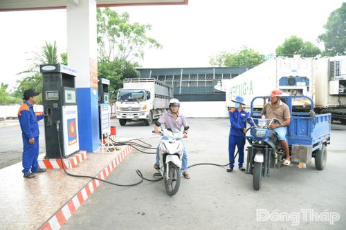 Người dân đến đổ xăng tại Cửa hàng xăng, dầu số 9 trực thuộc Công ty TNHH TMDV Xăng dầu Châu Thành trong sáng 1-6.