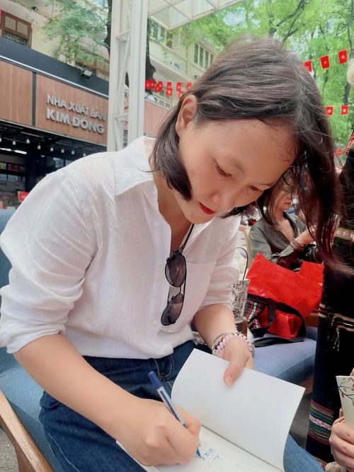  Nhà văn Lê Thị Kim Sơn ký tặng sách cho độc giả. Ảnh: N.P 