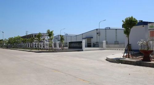 Nhiều doanh nghiệp thuê đất xây dựng nhà máy trong KCN Hòa Hội. Ảnh: T.S 