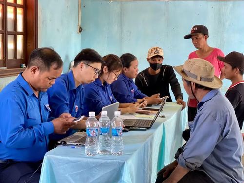  Tổ công nghệ số cộng đồng xã Lơ Pang hỗ trợ kích hoạt tài khoản định danh điện tử mức 2 cho người dân làng Dơ Nâu. Ảnh: V.T 