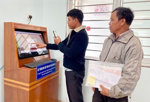  Người dân tra cứu hồ sơ giải quyết thủ tục hành chính tại Trung tâm Phục vụ hành chính công xã Đak Đoa. Ảnh: V.T 