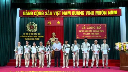  Trao hoa và giấy chứng nhận cho phạm nhân đủ điều kiện đặc xá năm 2026 tại Trại giam Gia Trung. Ảnh: Huy Toàn 