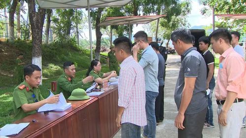  Các phạm nhân nhận hồ sơ và căn cước tại Trại giam Kim Sơn. Ảnh: Bảo Long 
