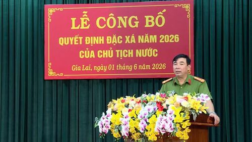  Đại tá Đào Ngọc Sỹ - Bí thư Đảng ủy, Giám thị, Chủ tịch Hội đồng xét đề nghị đặc xá Trại giam Gia Trung phát biểu tại buổi lễ. Ảnh: Huy Toàn 