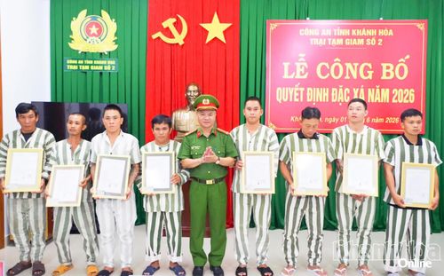 Giám thị Trại Tạm giam số 2 trao quyết định đặc xá cho các phạm nhân.