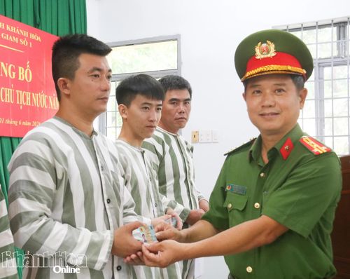 Giám thị Trại Tạm giam số 1 trao căn cước cho các phạm nhân được đặc xá.