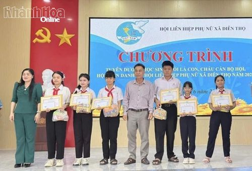 Tuyên dương các học sinh có thành tích xuất sắc.