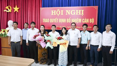 Lãnh đạo xã Thuận bắc trao quyết định và tặng hoa chúc mừng những người vừa được bổ nhiệm.